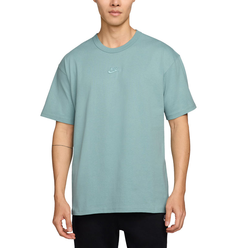 DO7393-018 - AS M NSW PREM ESSNTL SUST TEE