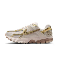 IV4311-101 - W NIKE ZOOM VOMERO 5 CHROME