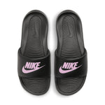 W NIKE VICTORI ONE SLIDE