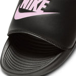 W NIKE VICTORI ONE SLIDE